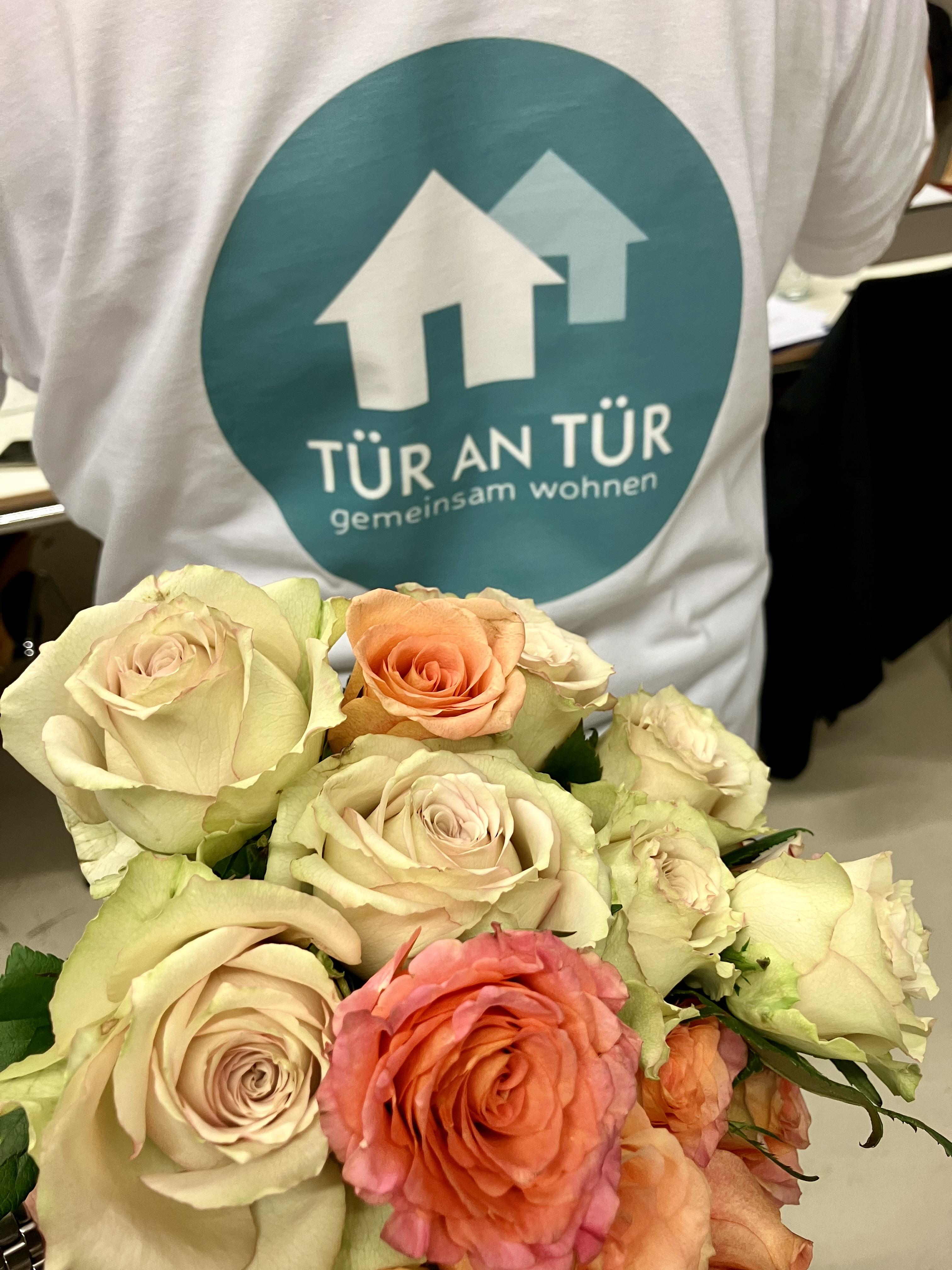 Überraschung zur Vereinsgründung durch den 1. Vorsitzenden: T-Shirt mit Logo TÜR AN TÜR